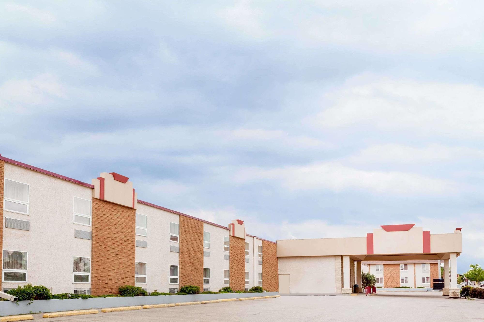 Hotel Ramada By Wyndham Yorkton Exterior foto